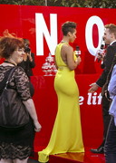 Alicia Keys in a yellow dress