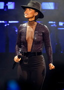 Alicia Keys cleavage