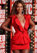 Beyonce is sexy in red at the VMAs