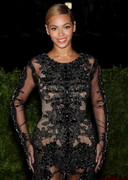 Beyonce curvy in a dress