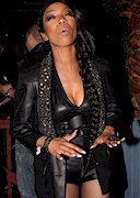 Brandy Norwood got cleavage