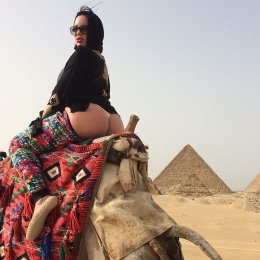 Carmen De Luz Ass Flash in Egypt
