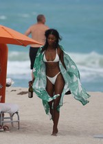 Ebony babe in a bikini