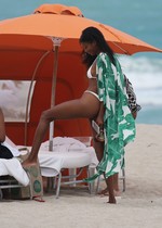 Ebony babe in a bikini