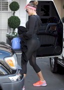 Khloe Kardashian booty in tights