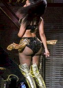 Nicki Minaj big booty in concert