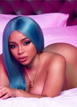 Thick babe nude in bed