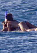 RihannaSnorkelBeerHawaii