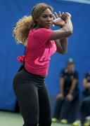 Serena Williams plays Tennis in tights