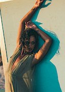Skin Diamond is sexy at the beach