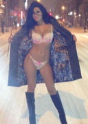 Suelyn Medeiros in the snow