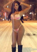 Suelyn Medeiros in the snow