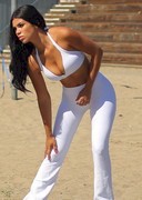 Suelyn Medeiros working out