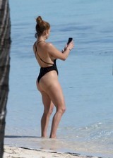 Jennifer Lopez ass in swimsuit