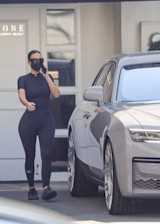 Kim Kardashian ass in leggings