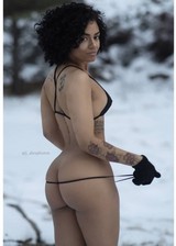 Big booty babe in the snow