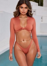 Curvy babe in a bikini
