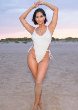 Big Booty Babe In Bikini Enjoying Naked On The Beach