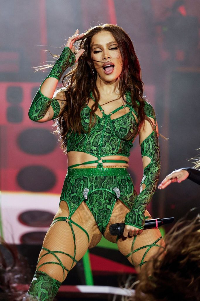 Frontal view of Anitta dancing on stage