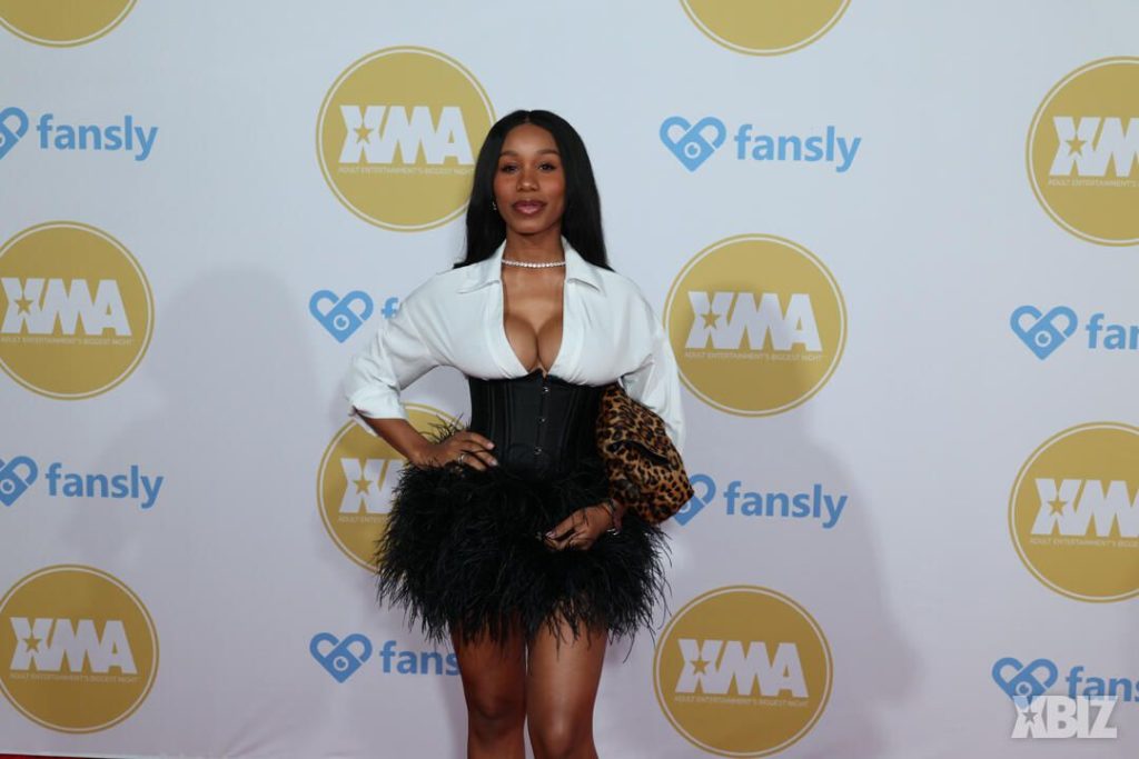 Closer frontal of ebony porn star posing on the red carpet