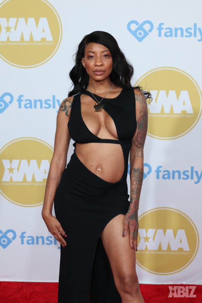 Closer frontal of ebony porn star posing on the red carpet